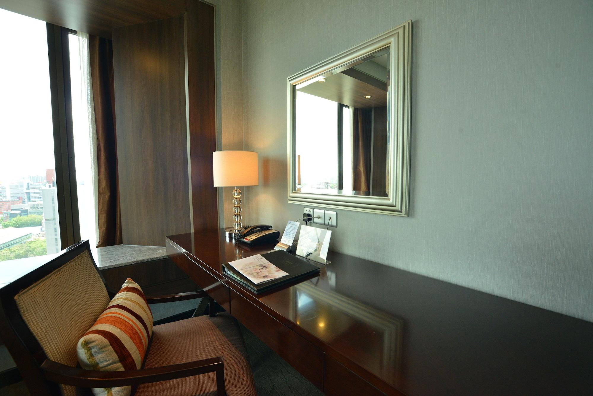 Wyndham Singapore Hotel Exterior photo A work desk in a hotel room