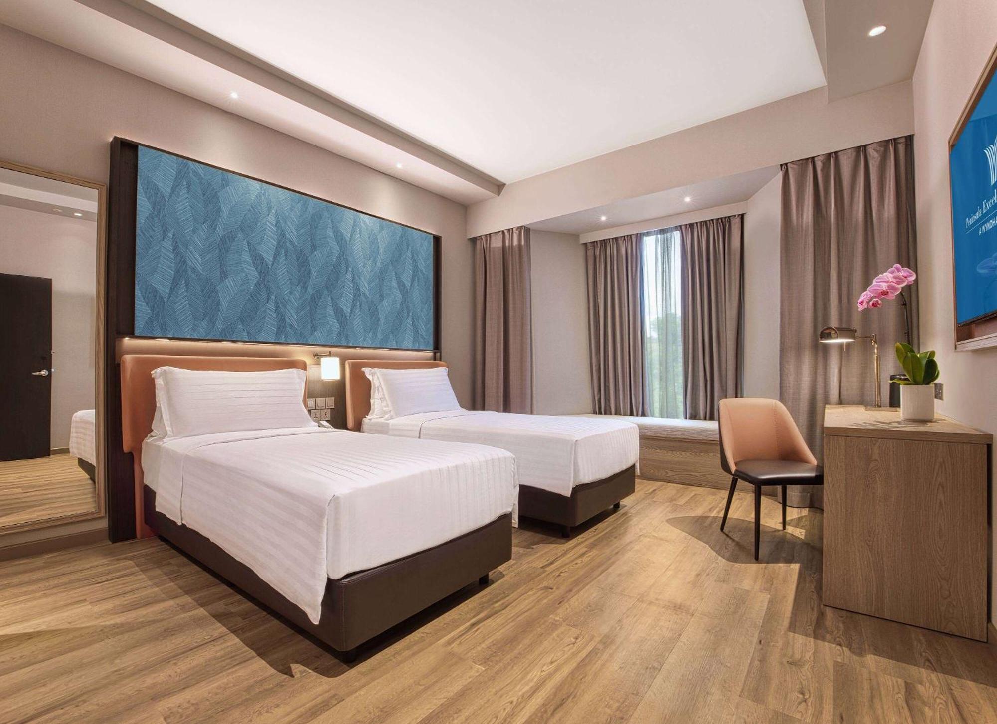 Wyndham Singapore Hotel Exterior photo Deluxe Twin